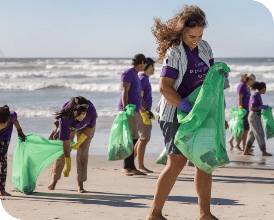 Les membres de l’équipe TELUS Numérique sur une plage ramassent des déchets.