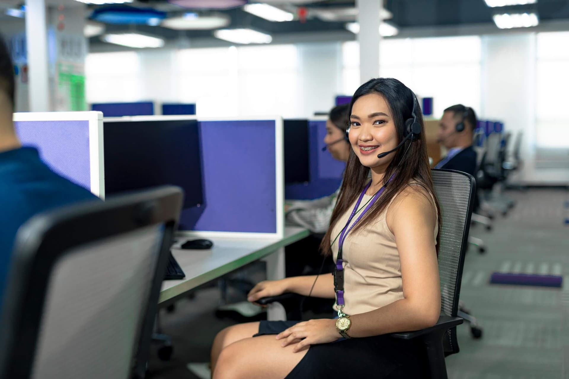 employee discussing call reduction strategies in front of a computer